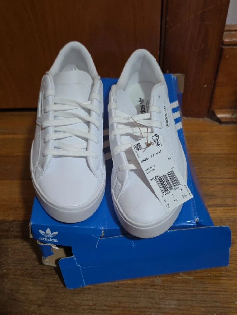 NWT Women's adidas SLEEK W White Low-Top Leather Sneakers - Size 6.5